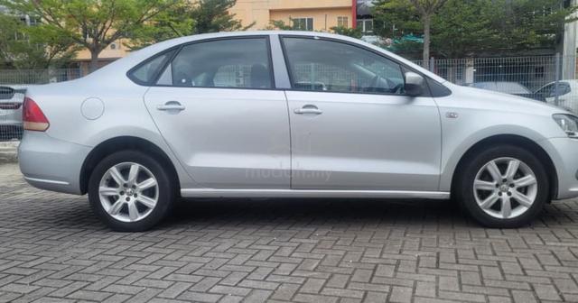 2011/12 VOLKSWAGEN POLO Sedan - 1.6 AUTO - 5