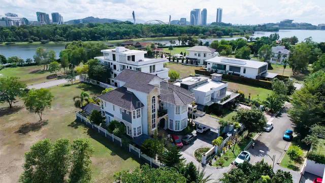 2.5 Storey Bungalow Perdana Lakeview East @ Cyberjaya 1