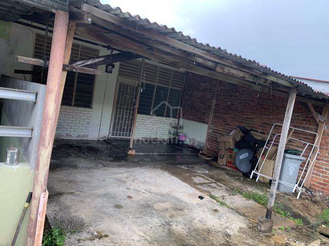 Rumah Awam ayer molek 1