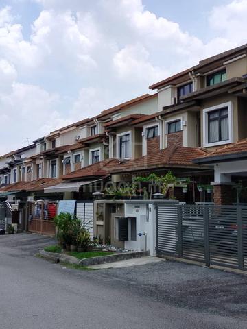Bandar Puteri 11 2.5 Storey Terrace House 1
