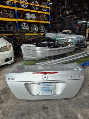 Mercedes Benz W211 E55 AMG Bonet Belakang - photo 3 of 6