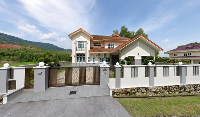 Luxury Golf Course Bungalow @ Meru Valley For Sale 1