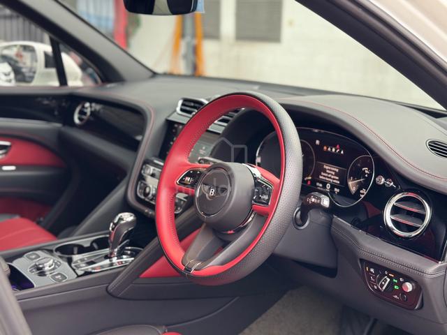 2022 Bentley BENTAYGA 4.0 V8 Black/Red Interior - 3