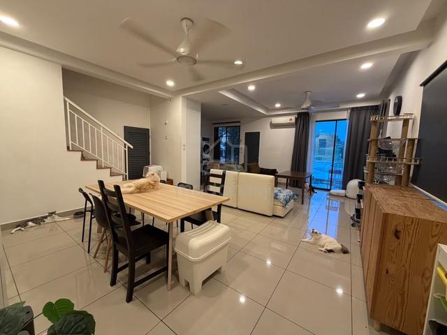 [End Lot] Fully renovated 1.5 Storey Ayden Townhouse, Sepang 1