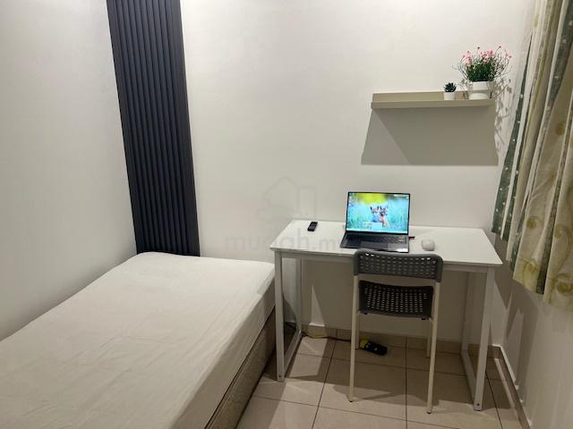 (Male)fully furnished small room 4 rent in AmansuriCitySentral 1