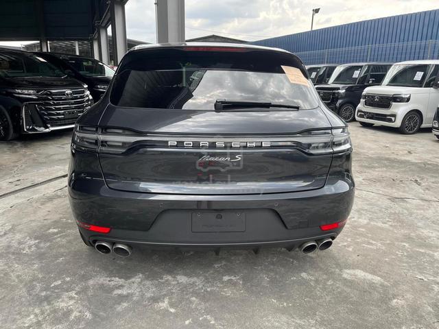 2021 Porsche MACAN 3.0 S Grey with Black Leather ! - 4
