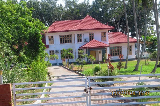 A waterfront colonial villa 1