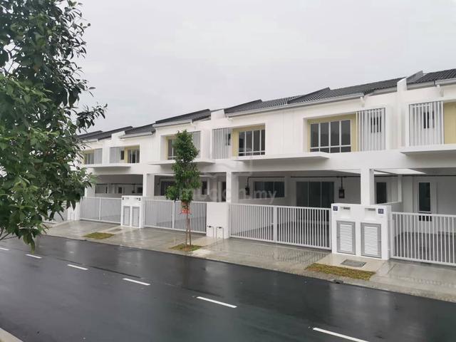 Partial Furnish 4 Bedrooms for Rent at Tiara Sendayan 1