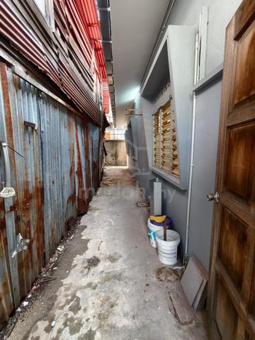 Single storey shop with land for rent for storage or other 1