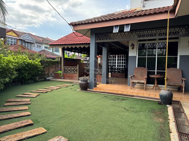 Timeless Charm: A Warm and Welcoming Home in Bandar Laguna Merbok 1