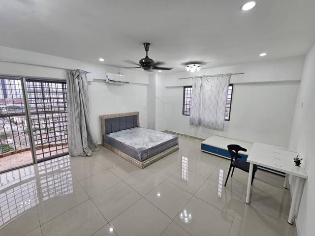 Pandan Villa Condominium female big master room 1