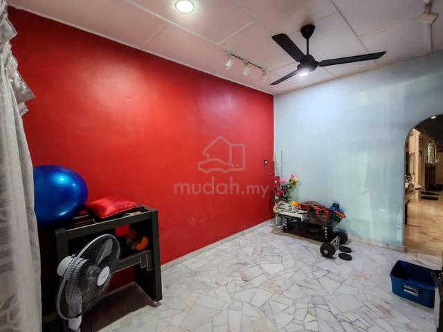 kluang tmn desa / intan - room for rent 1