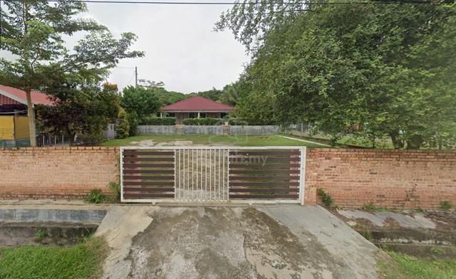 Seunit Rumah Semi D dengan laman yang luas 1