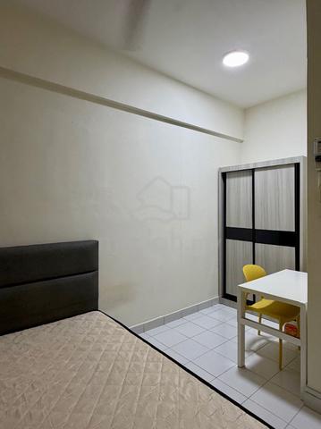 Kelana Sterling Middle Room for MALE Office Exec, Walk to Paradigm LRT 1