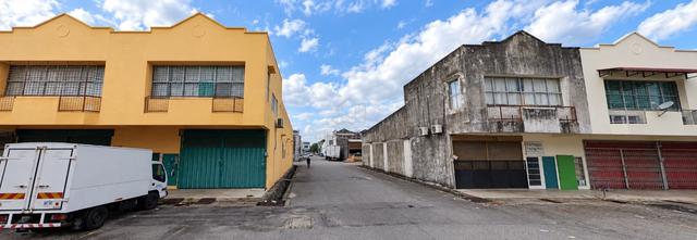 2 Sty End Lot Factory 25x80 sqft @ Bukit Serdang, Seri Kembangan 1
