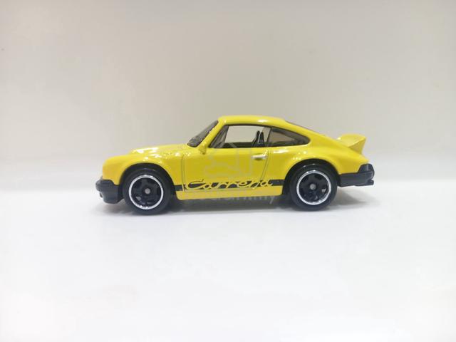 Hot Wheels Porsche 911 Carrera RS 2.7 (Yellow) Car - photo 2 of 6