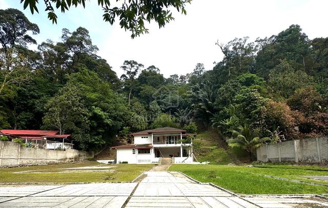 2 storey bungalow on almost 1 acre land in Palimbayan Sg Penchala KL 1
