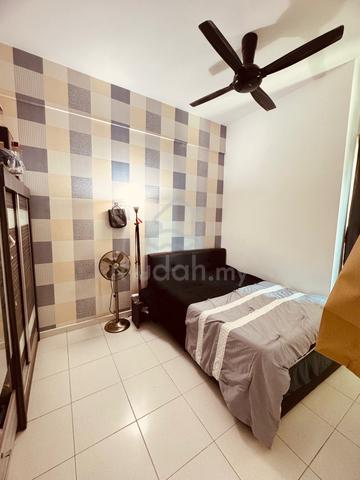 Middle room rent at One Imperial Condominium 1
