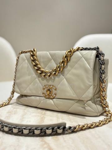Chanel 19 Flap Shoulder Bag - photo 3 of 4