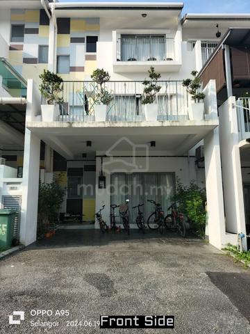 Functionally Renovated 3-Storey Terrace House in Halamanda Gombak 1