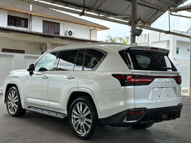 2022 Lexus LX600 Executive - 3