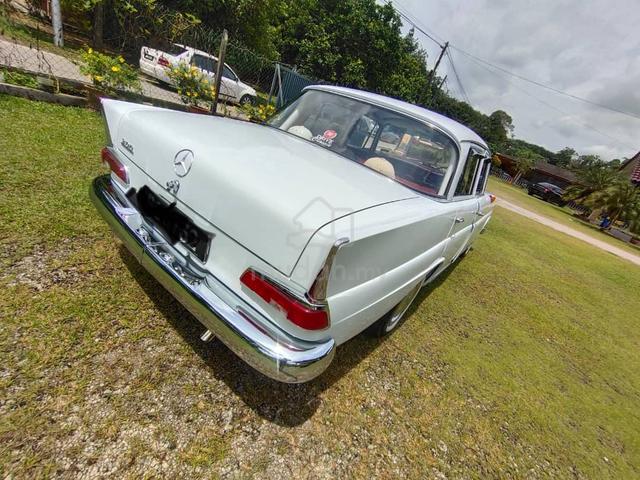 1967 Mercedes Benz 200 2.0 W110 - 1
