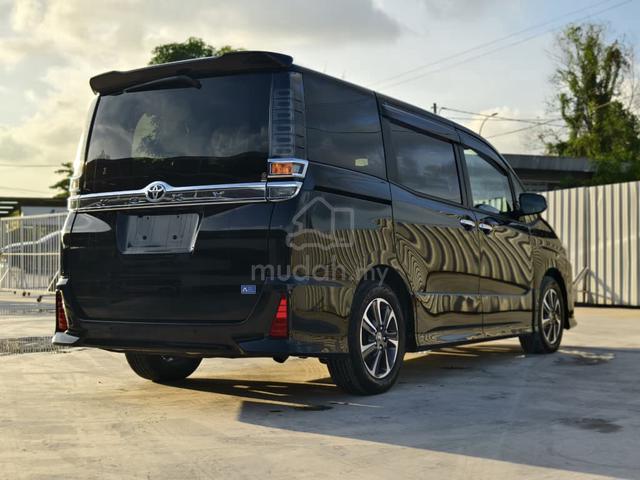 2021 Toyota VOXY 2.0 ZS KIRAMEKI III 2PD 7STR 41K - 2