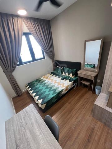 M Vertica Middle Room Mixed Gender Unit, 4 min walk to LRT/MRT Maluri 1