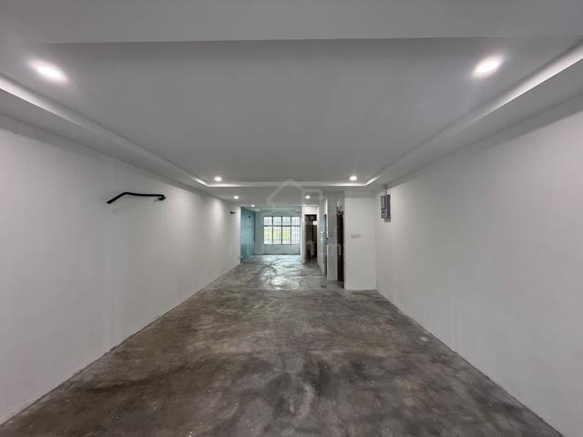 Vantage point first floor 1200sqft facing main road Jelutong worth ren 1