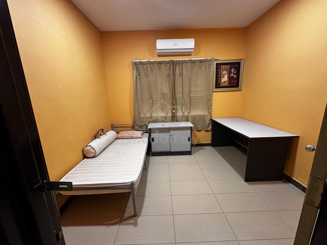 Bandar Kinrara 5, Small Room For Rent 1