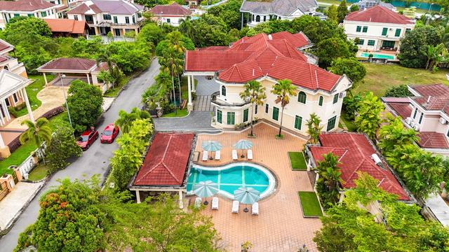 Cost Reno RM2.5M, 30000sqft Freehold 2 Storey Bungalow Kota Warisan 1