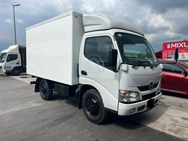 2016 Hino XZU600R BOX 10ft with steel floorboard - photo 2 of 6