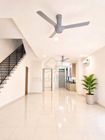3 storey Puchong Lagenda, near IOI Mall Puchong, Partially Furnished 1