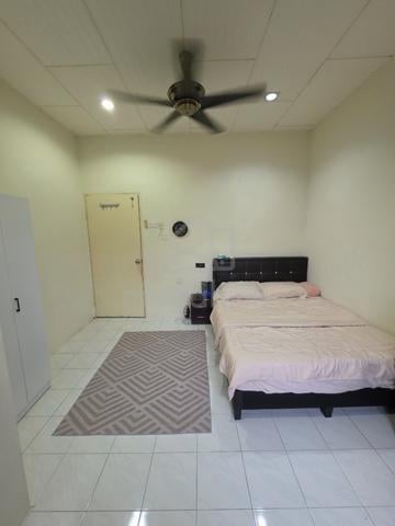 Middle Room Shared Bathroom 1