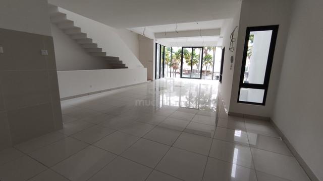 3.5 Storey Terraced House, Damansara Perdana, Selangor. 1