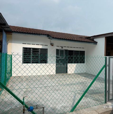 Taman Perwira, Teluk Panglima Garang ~ Teres Setingkat Facing Padang 1