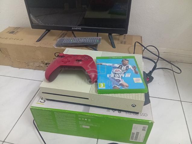 Xbox one S - photo 3 of 4