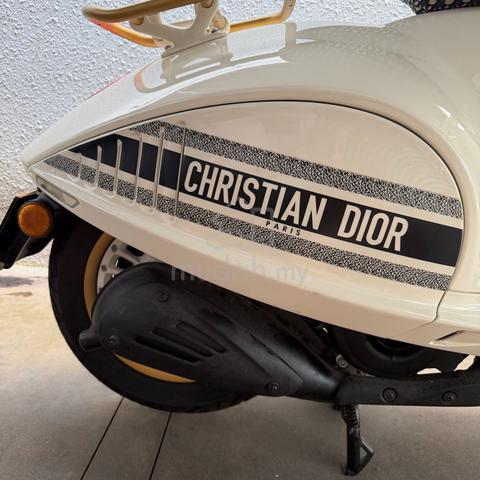 Vespa 946 Christian Dior Limited Edition - photo 4 of 20