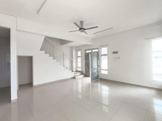 Royal Ivory Double Storey Semi D Bandar Saujana Putra 1