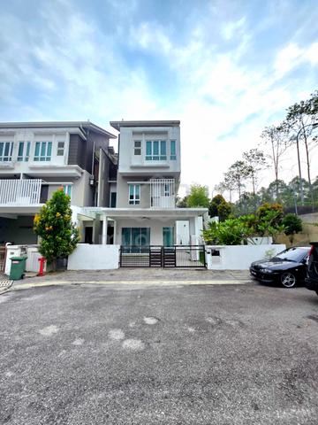 Corner Lot, 3 Storey Superlink Terrace at Tiara South, Semenyih 1