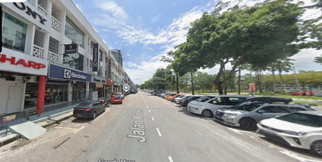 Taman Molek 3 Storey Shoplot Facing Main Road(ROI 4.4% Fully Occupied) 1