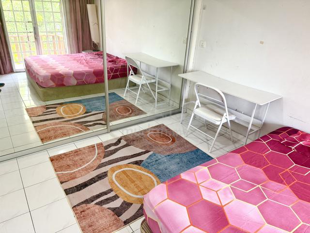 Bilik WANITA Queen A/C + Tgkp (Sekuriti 24/7, WiFi, parkir)jalanMRT 1