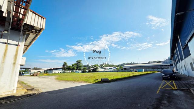 Senawang 2 units 1 storey Detached Factory wi big extra land 1