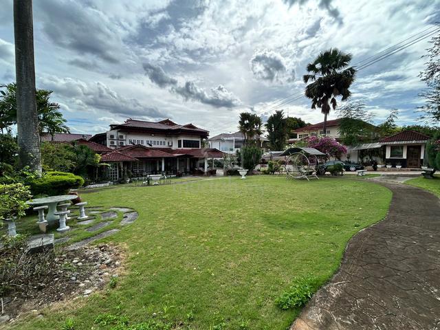 Huge land Bungalow with Private Swimming Pool. Country Heights, Kajang 1