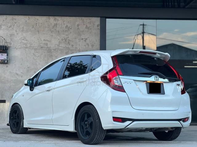 2021 Honda JAZZ 1.5 E FL (A)GK FLRS WITH SPORT RIM - 2