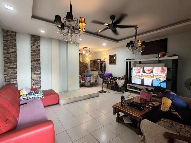 LA Garden @ Mount Austin / Double Storey Terrace House / Unblock View 1
