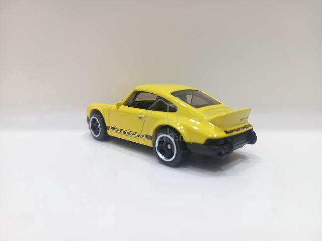 Hot Wheels Porsche 911 Carrera RS 2.7 (Yellow) Car - photo 4 of 6