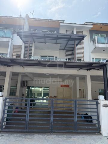 Gated 2.5 storey house Butterworth 1