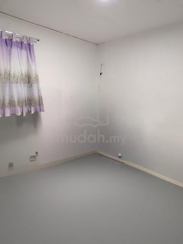 middle room for rent 1