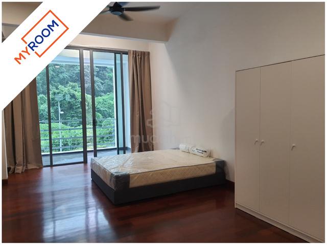 Jalan Sungai Ara Master Room | Ensuite Bathtub 1